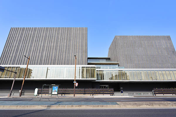 ライオンズタワー岡山千日前／岡山芸術創造劇場ハレノワ